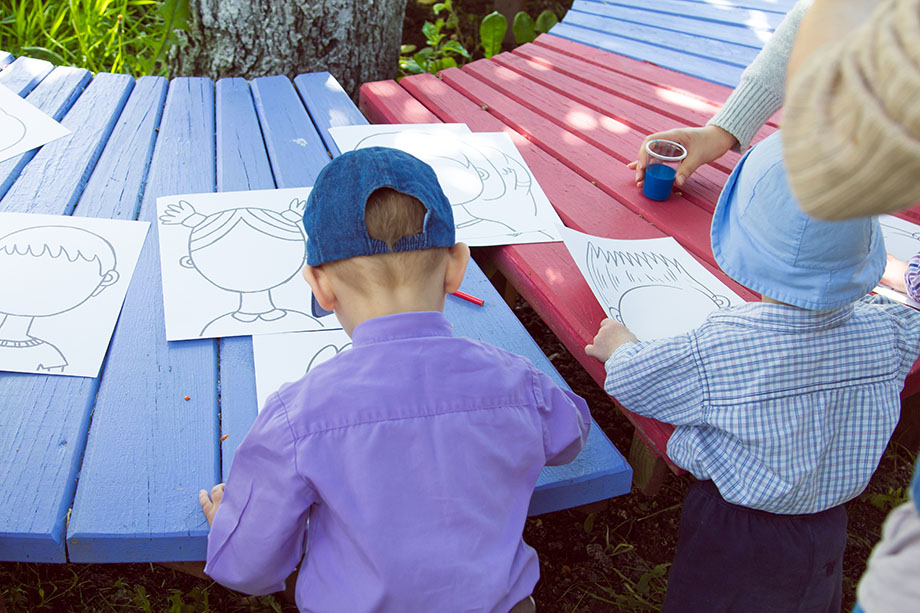 Детки рисуют свои портреты под чутким руководством взрослых